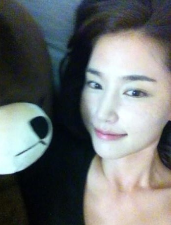 정글의 법칙 공현주, "브라우니 꼭 끌어안고"...침대 셀카 보니?