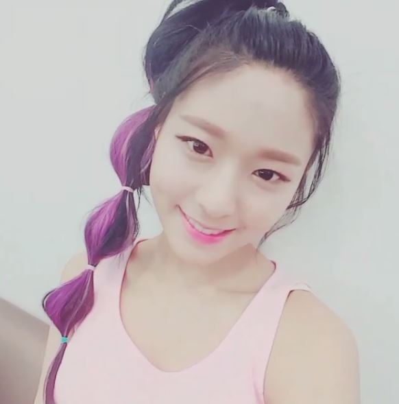 설현, 셀카 속 순백의 미 과시하며 '찰칵'