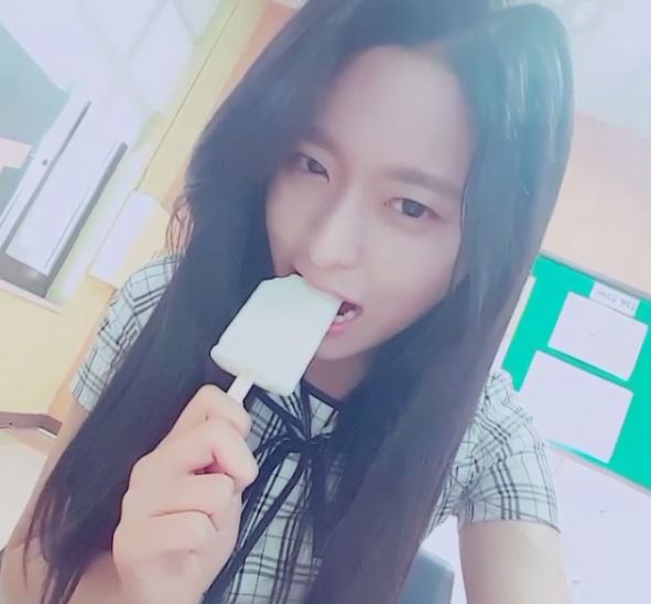 설현, 아이스크림 먹으며 셀카 '귀여워'