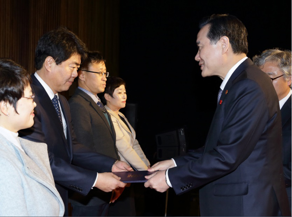 ▲김현웅법무부장관이시상하고있는모습(사진=법무부)