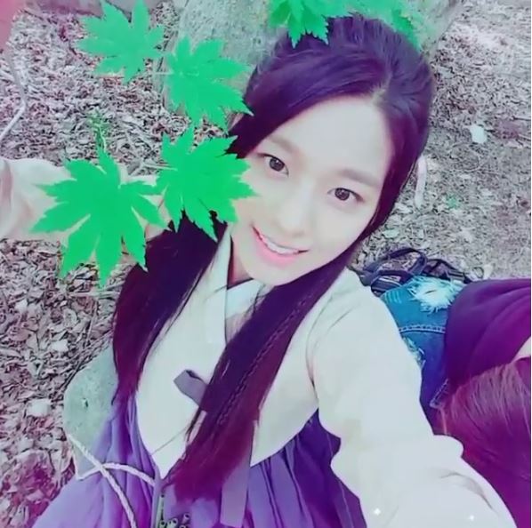 설현, 나뭇잎 뒤에서 깜찍 셀카 '까꿍 나요기또'