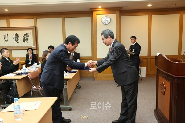 ▲김형천부산시민법률대학장이수료증을전달하고있다.