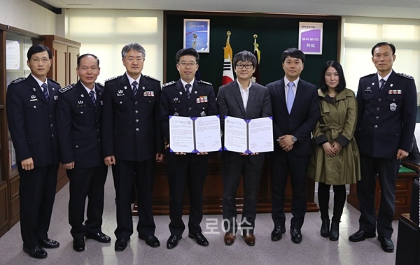 ▲신용해부산구치소장과이성록조합장이업무협약서를내보이며직원들과기념촬영.(사진제공=부산구치소)