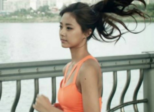 주간아이돌 트와이스 쯔위, 가녀린 어깨 드러난 운동복 입은 채...'아찔'