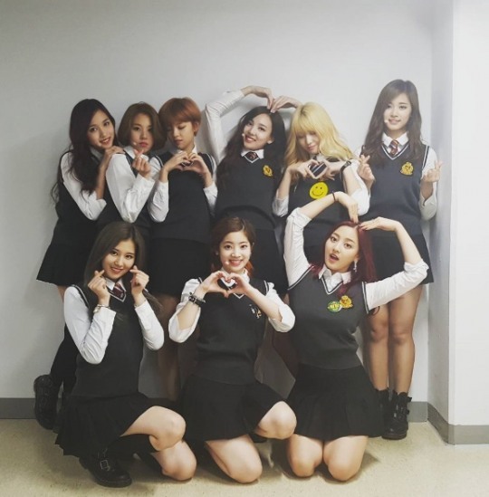 주간아이돌 트와이스 멤버들 교복 입고 하트 뿅뿅…곧 학교를 뒤집을 기세?