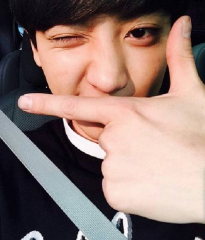 라디오쇼 찬열, 팬들 향해 뽀얀 조각 미모 뽐내며…와자뵤!
