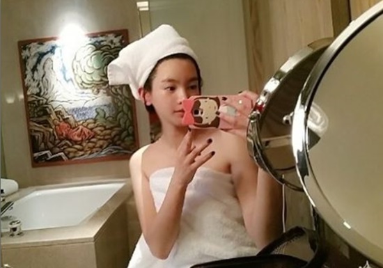 정가은 내년 1월 결혼, ‘금방이라도 흘러내릴 듯한 샤워가운 두른 채..뽀얀속살 노출’