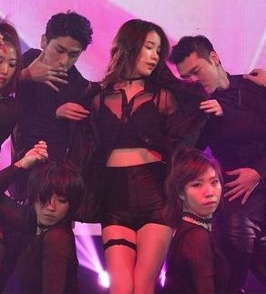 아이유, 아찔 시스루 의상 입고 '파격'