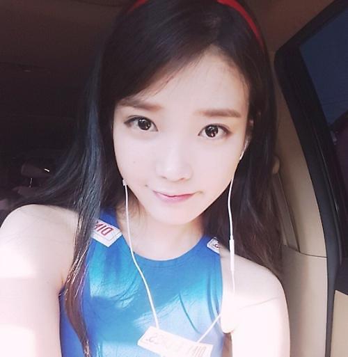 아이유, 빨간 머리띠 하고 상큼 미소 '만찢녀 등극'