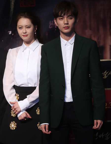 28일 롯데시네마 월드타워에서 영화 '조선마술사' VIP 시사회가 열린 가운데 배우 유승호와 고아라가 VIP 시사회에 참석하고 있다.(사진=서유석 기자)
