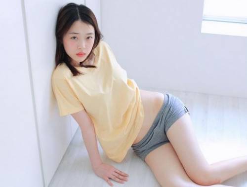 최자 연인 설리, 살짝 드러난 뽀얀 속살 '시선 강탈'