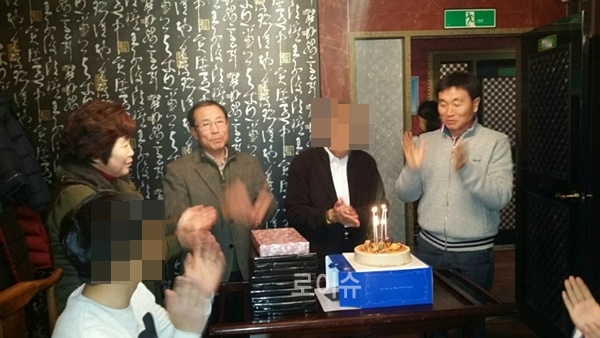 ▲설대호회장과이흥수소장이합동생일자를축하하고있다.(사진제공=한국법무보호복지공단경남서부지소)