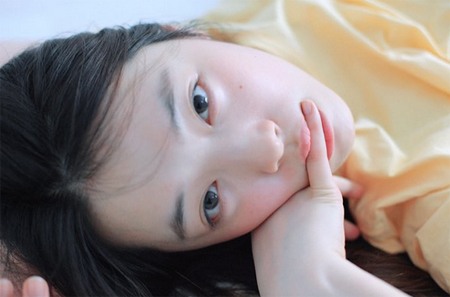 힐링 최자 연인 설리…새끼 손가락 지긋이 물고..뽀얀피부 몽환적