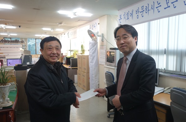 ▲후원기관인서초장애인연합회에후원금을전달하는서울지방변호사회김한규회(사진=서울회)