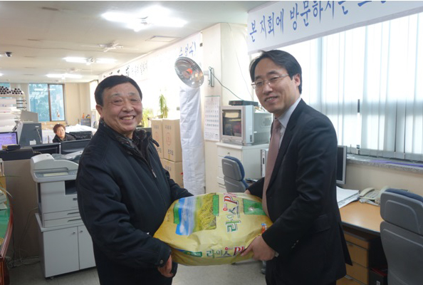 ▲후원기관인서초장애인연합회에쌀을전달하는서울지방변호사회김한규회장(사진=서울회)