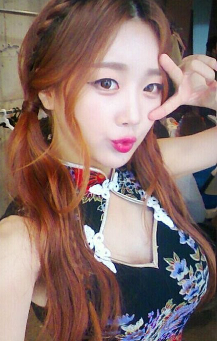 달샤벳 너 같은, 가슴라인만 돋보이는 치파오 입고…갸류상 빙의?