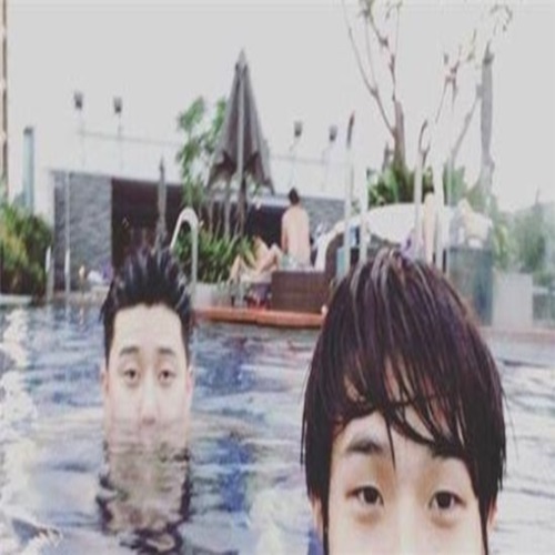 4관왕 박서준, '빼꼼이 누나 아닌 빼꼼이 형?'...최우식과 인증샷 보니