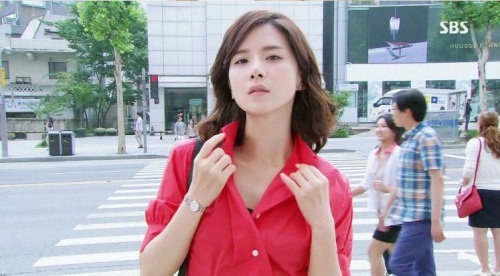 지성 부인 이보영, 빨간색 셔츠 속 도도한 ‘매력’ 눈빛 발사