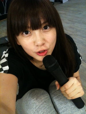 강지영 언니 지동원과 결혼, ‘마이크 들고 초근접 쌩얼…화장 안 해도 이 정도야??’