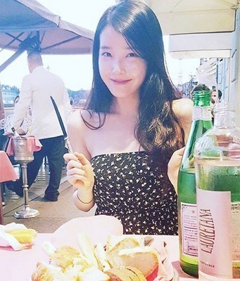 이준기 아이유 입맞춤, ‘흘러내릴 듯한 원피스 입고…식사 준비중?’