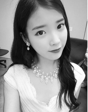 이준기 아이유 입맞춤, ‘살짝 젖혀진 화이트 드레스 사이로 매혹적인 속살이’