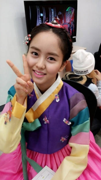 도경수 김소현 입맞춤, 나비 무늬 오색 한복 입고…단아함과 깜찍폭발