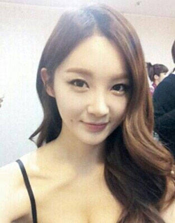 강민경 부친 피소, ‘뽀얀 쇄골+가슴라인 훤히 드러낸 채 여신미모’