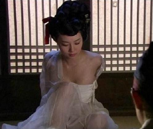 냉장고 문채원, '금방이라도 흘러내릴 듯한 상의 사이로 드러난 뽀얀 속살'