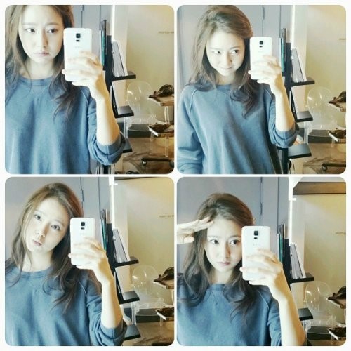냉장고 문채원, 거울 보면 볼에 바람 빵빵…남심 사로잡는 애교셀카