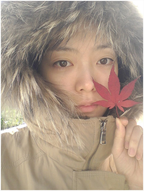 윤현민 전소민 결별, 털 모자 쓰고 단풍 하나 집어 들고 청순매력 돋네