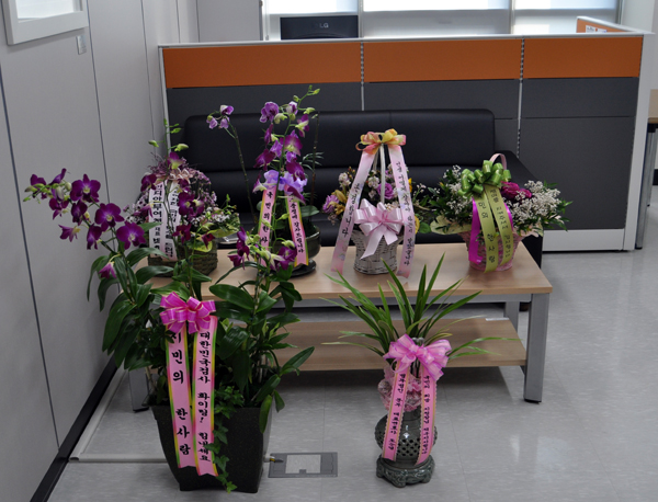 ▲국민들이보내온화분들.윤성열여주지청장집무실옆부속실에놓인화분들