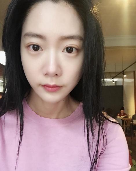 한밤 클라라, 민낯 재조명...뽀얀 도자기 피부 '눈 부셔'