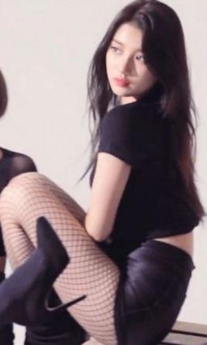 수지, 망사 스타킹 신은 모습 보니 '청순미 어디로?'
