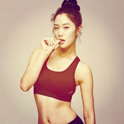 한밤 클라라, 도발적 포즈 취하며 '상큼한 미모'