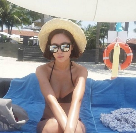 황정음 결혼, 블랙 하드탑 사이로 드러난 아찔 자태