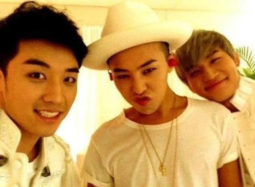 승리 고소 취하, SR-GD-DS 화이트 상의 깔맞춤...패션 센스 돋네