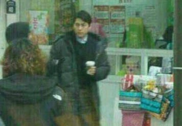 손석희 정우성 대담, 길거리에서 포착된 이 남자 조각이 서 있는 줄