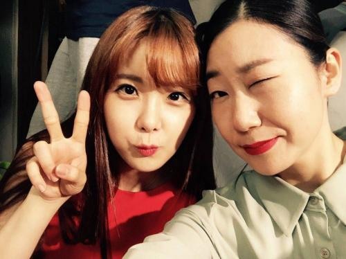 라미란 류준열 케미, ‘걸그룹 옆 그녀..윙크도 새침하게?’