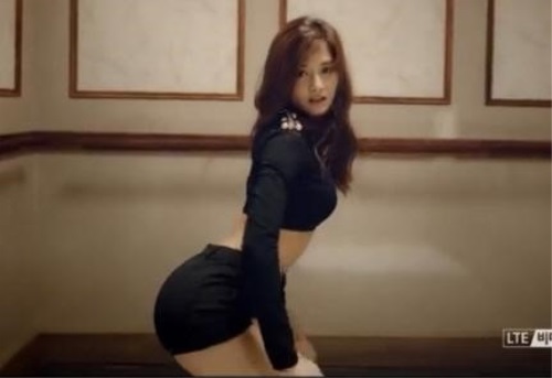 나를 돌아봐 쯔위, 탱크톱+핫팬츠 '굴곡진 몸매'