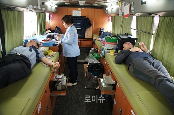 ▲박호서교도소장등직원들이헌혈에동참하고있다.(사진제공=부산교도소)