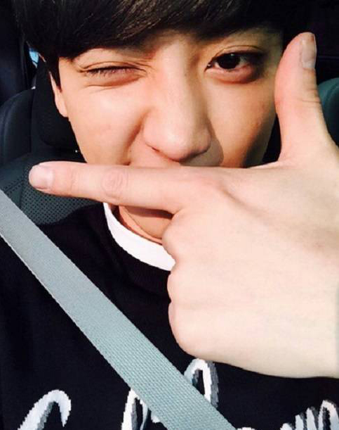 찬열 세훈, 손가락 브이 한 채 한쪽 눈 감고 윙크 '눈길'