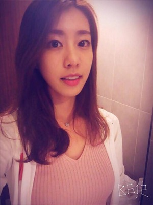 롤챔스 스프링 조은정, 분홍색 상의와 배경 때문에 순간 아무 것도 안 입인 줄