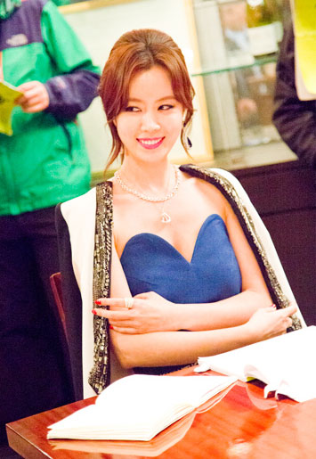 정우 김유미, 가슴+쇄골라인 훤히 드러낸 블루컬러 의상 매혹적이네