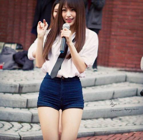 하니, 핫팬츠 입고 노래 부르는 모습 보니 '자체발광'