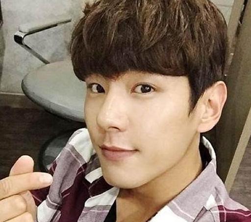 라디오스타 곽시양, 체크무늬 셔츠 입은 채 손가락 하트 '심쿵'
