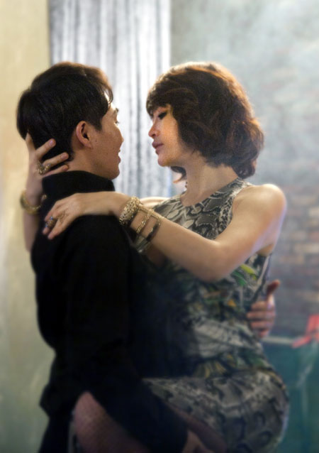 시그널 김혜수, 어두운 조명아래 실루엣 하나 만으로 육감적 자태