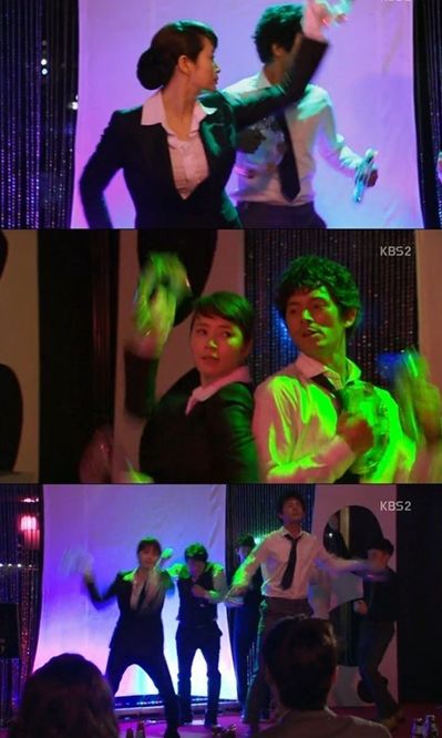 시그널 김혜수, ‘男로망 오피스룩 입고 노래방에서 무아지경 탬버린 댄스’