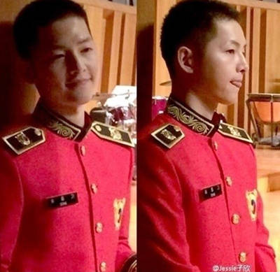 황정민 소지섭 송중기 호흡, ‘까까머리 송중기 빨간 군악단 복장에도 앳된 모습 훈훈’