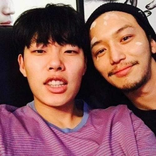 V앱 류준열, 변요한과 밀착샷 '훈훈한 브로맨스'