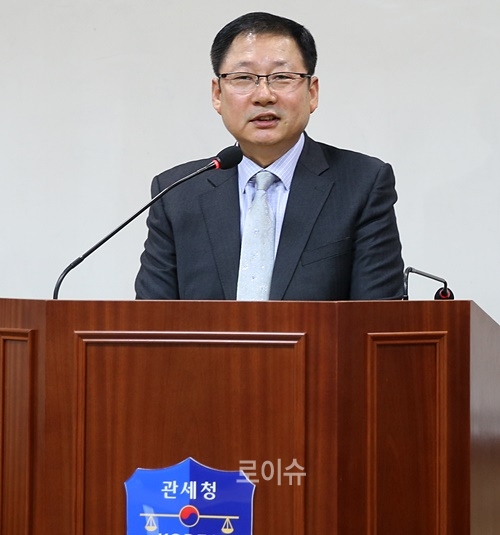 ▲김영균신임울산세관장이취임사를하고있다.▲1월18일대회의실에서제42대김영균울산세관장취임식을갖고있다.(사진제공=울산세관)